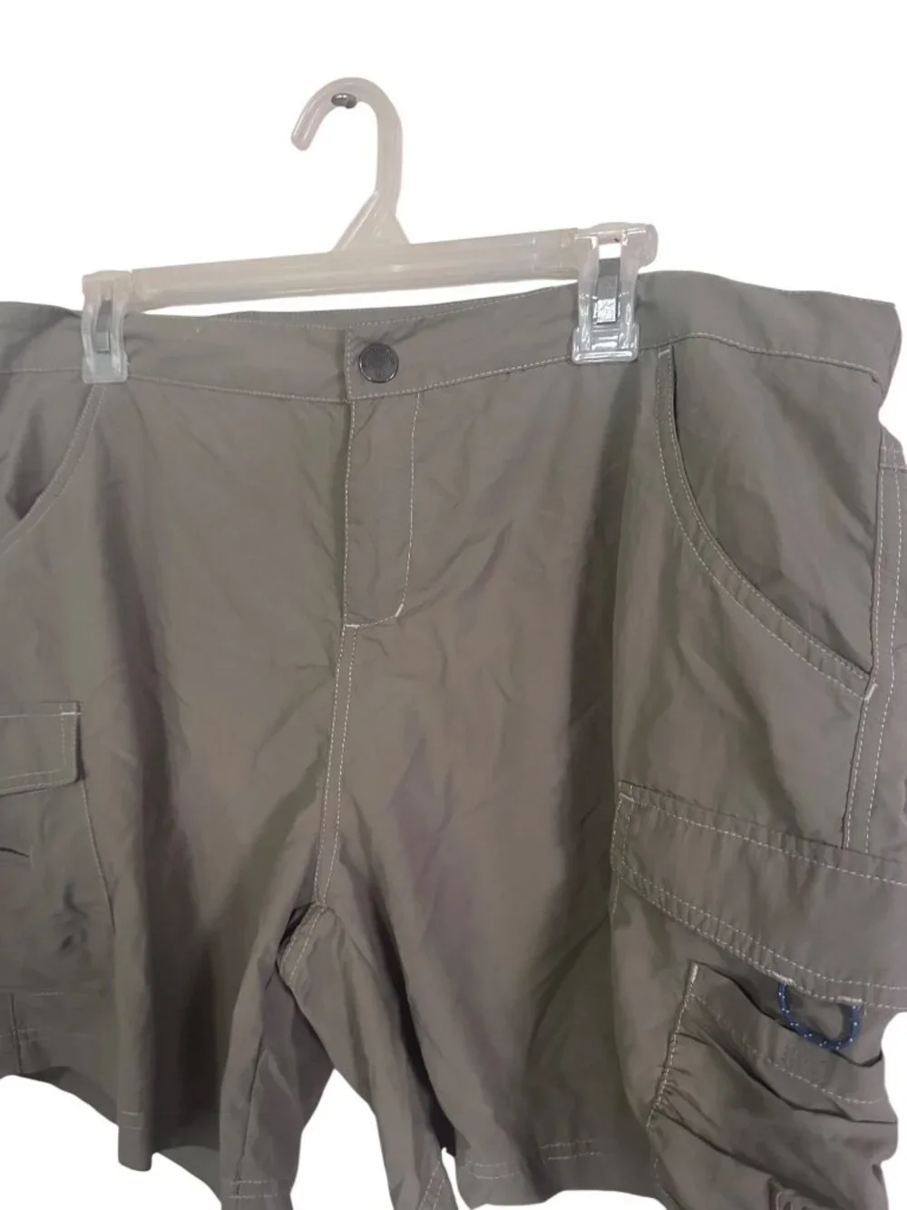White Sierra green cargo shorts with elastic panels size XL